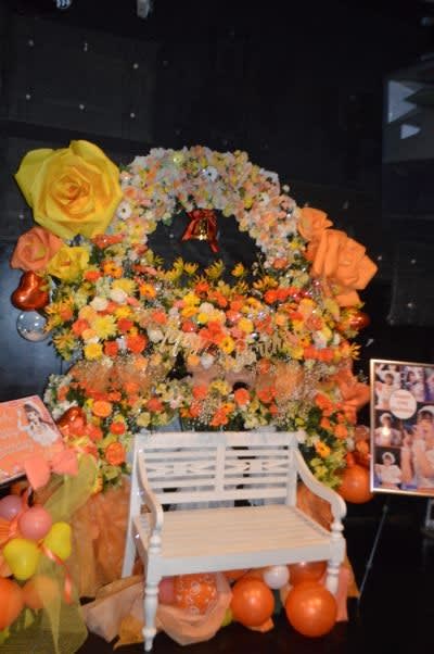 SHINJUKU　WALLY　アーチ、ベンチつきフラスタ