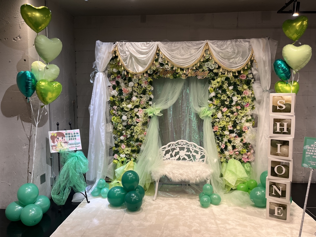 SHIBUYA VIDENTにお届けのグリーンメインの凱旋門風フラワーアーチ