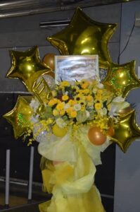 浦和ナルシス　黄色＋ゴールドのバルーンスタンド花