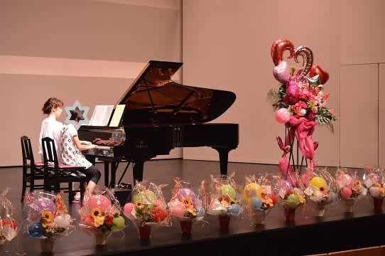 フレサよしみ（吉見町民会館）　ピンクと赤メイン　バルーンスタンド花