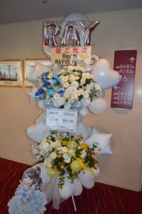 文京シビックホール　白＋黄色の2段フラワースタンド　置きパネル付き
