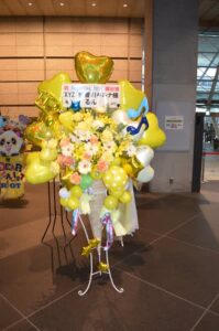 東京国際フォーラム　黄色メイン　コーンスタンド花
