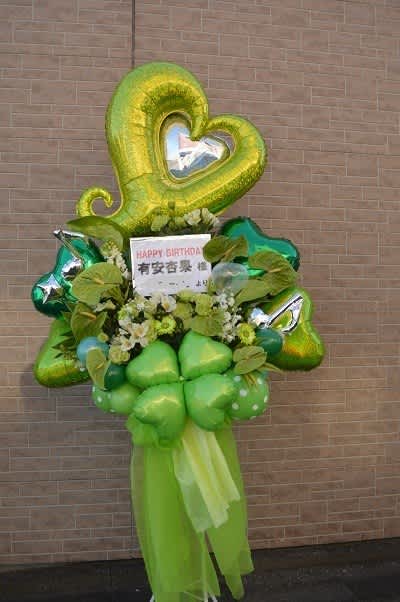 フジテレビ本社 V2スタジオ　有安杏果様宛てグリーンメインのフラワースタンド