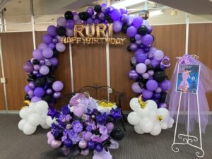 渋谷RING　紫・黒メイン　ベンチ付きバルーンアーチ