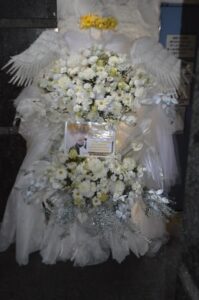 恵比寿CreAto 白メイン・黄色の花冠り、羽付きフラワースタンド