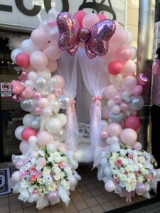黒猫メイド魔法カフェ ピンク系ベンチ付きバルーンアーチ
