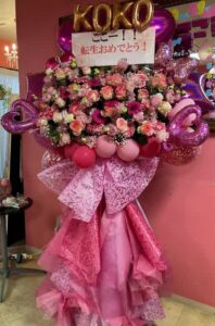 メイド喫茶 みけねこカフェ 川越店　ピンクメインのフラワースタンド
