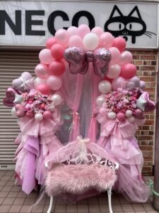 黒猫メイド魔法カフェ ピンクメイン ベンチ付きバルーンアーチ
