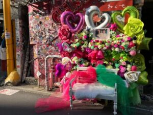 渋谷チェルシーホテル　3基連結・ベンチ付きフラワースタンド