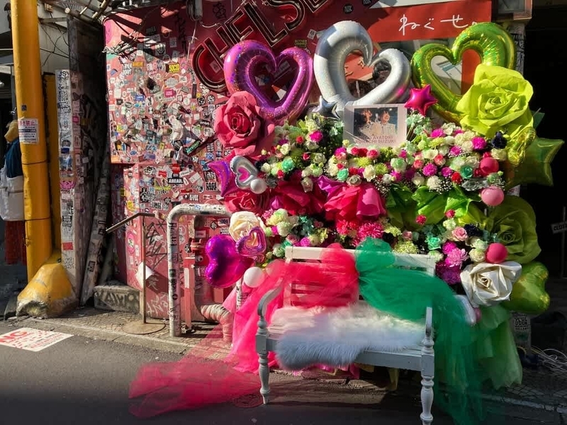 渋谷チェルシーホテル　3基連結・ベンチ付きフラワースタンド