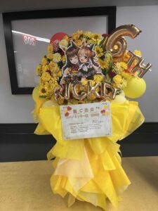 GMOアリーナさいたま（さいたまスーパーアリーナ）　黄色メインのイラストパネル・文字バルーン付きフラワースタンド
