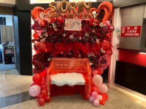 SHIBUYA PLEASURE PLEASURE　赤メインの3基連結・ベンチ付きフラワースタンド