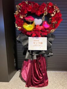 東京ガーデンシアター 赤メインのハート型フラワースタンド