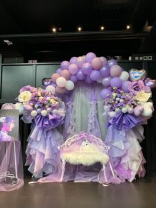GOTANDA G7　紫メイン　ベンチ付きバルーンアーチ