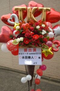 全電通ホール（全電通労働会館）　赤メインのコーン型スタンド花