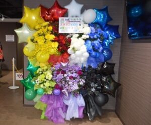 AKIBAカルチャーズ劇場 6色色分け 2基連結バルーンスタンド花