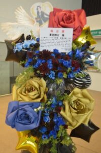 武蔵野の森総合スポーツプラザ　青と黒　羽付きフラスタ
