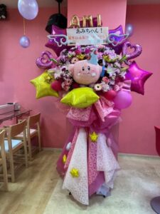 メイド喫茶 みけねこカフェ 川越店　ピンクメインのぬいぐるみ入りフラワースタンド