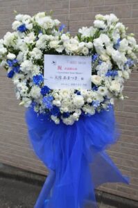 日本武道館　白メイン＋青のハート型フラワースタンド