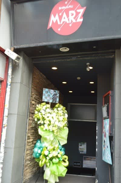 新宿MARZ　緑メインのハート型フラワースタンド