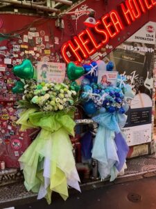 渋谷チェルシーホテル　緑・青メイン　2基連結フラワースタンド