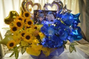 浦和ナルシス　黄色・青メイン　色分け楽屋花