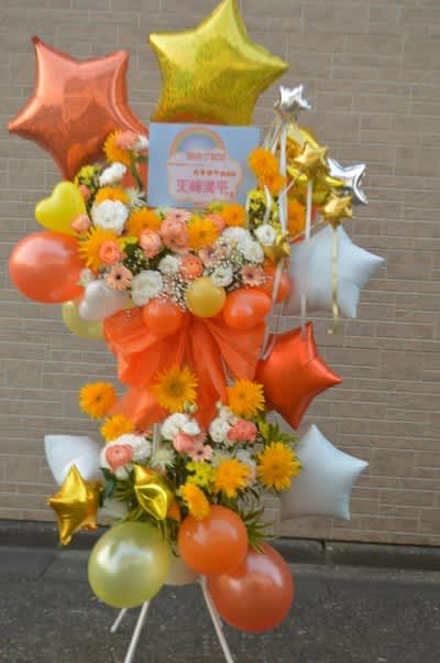 さいたま市文化センター　黄色・オレンジのバルーンフラワースタンド