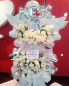 Kanadevia Hall(旧 TOKYO DOME CITY HALL)白メイン羽付き2段フラスタ