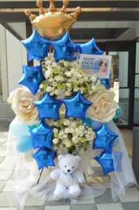 CIRCUS TOKYO 青い星形バルーンと白いお花の2基連結フラスタ