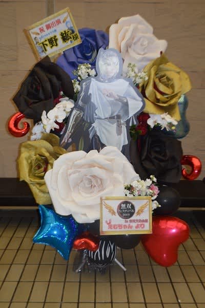 市川市文化会館（てこなホール）　白・黒・ゴールドのジャイアントフラワー付き2段フラスタ