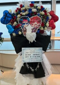 文京シビックホール　中央にイラストパネルを配置した赤と青