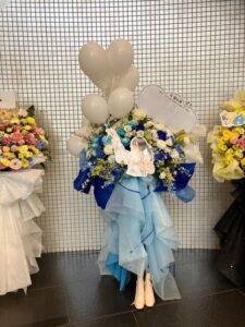 大宮ソニックシティ　白と水色メインのフラワースタンド（白いヘリウムバルーン付き）