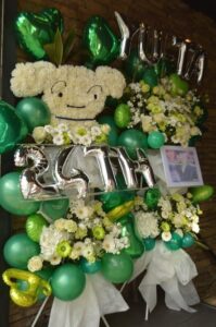 新宿MARZ 緑メイン・白い犬モチーフのフラワースタンド