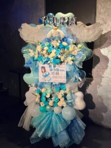 WOMB 白×水色メインの羽付きフラワースタンド