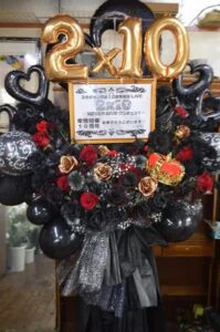 渋谷よしもと漫才劇場　黒メイン　フラワースタンド