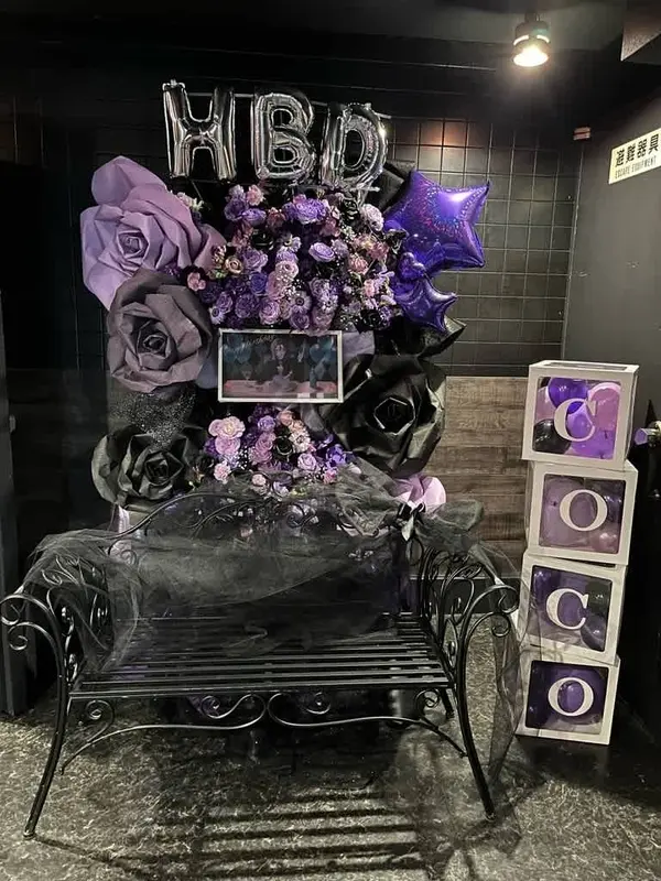 新宿Motion　紫・黒メイン　ベンチ付きフラワースタンド