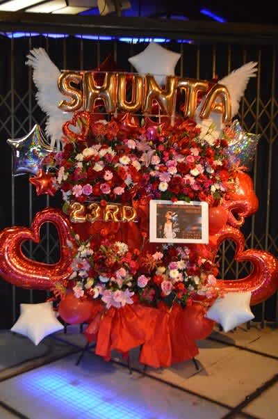 渋谷VUENOS　赤メイン3基連結・羽付きフラワースタンド