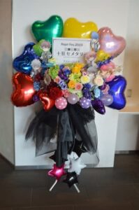 舞浜アンフィシアター 6色バルーンのフラワースタンド