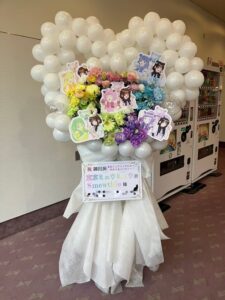 川口総合文化センター・リリア 白のハートバルーン・イラストパネル付きフラワースタンド