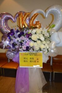 東松山市民文化センター 紫と白の色分けフラワースタンド