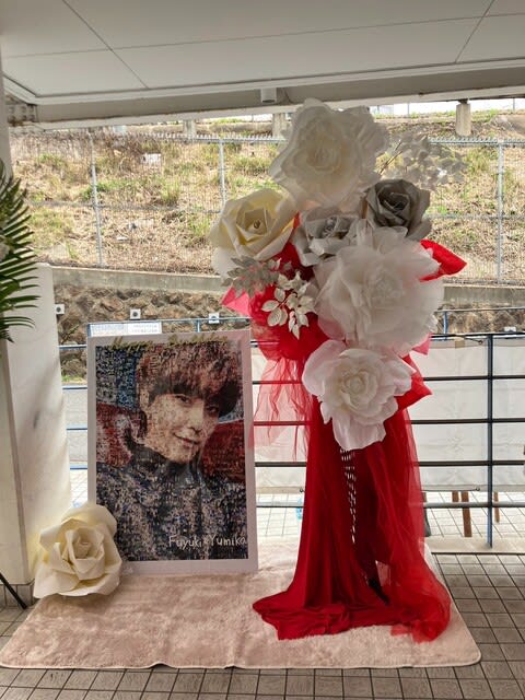 代々木MUSEホール　白メイン　ペーパーフラワースタンド花