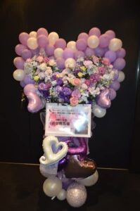 原宿クエストホール 紫と白のハート型フラワースタンド