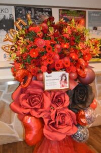 大塚Hearts Next 赤メインジャイアントペーパーフラワー付きフラワースタンド