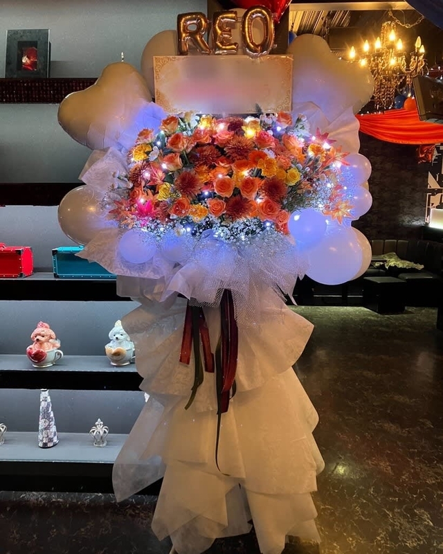 伊勢崎市　白メイン＋オレンジ　LED付きバルーンスタンド花