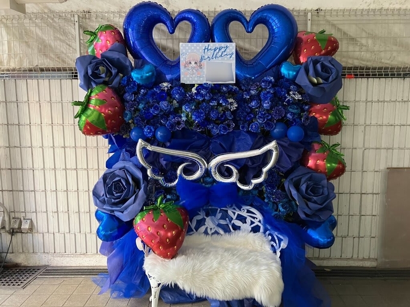 六本木BIGHOUSE　青メイン　いちごバルーン付きベンチフラスタ