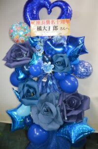 浅草木馬館 青メインのジャイアントペーパーフラワースタンド