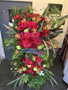 月見ル君想フ　赤メインの生花2段スタンド花