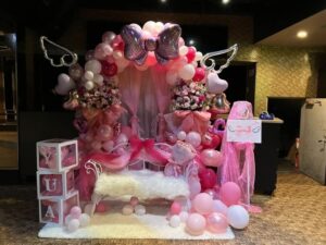 渋谷CLUB CAMELOT ピンクメイン・羽バルーン付きベンチ付きバルーンアーチ