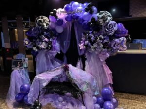 渋谷CLUB CAMELOT 紫×黒のベンチ付きバルーンアーチ