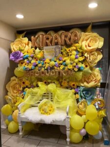 王立アフィリア・アスタリスク　黄色メイン＋水色・紫の3基連結ベンチ付きフラワースタンド